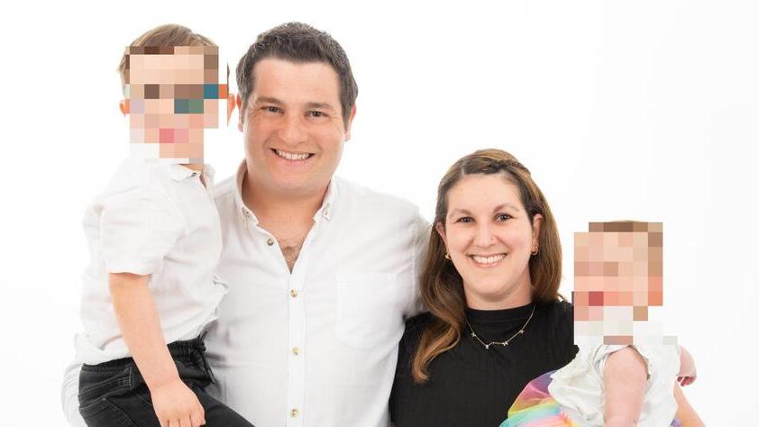 Parto a rischio e neonata ricoverata: la mamma compone un brano per il reparto del Versilia