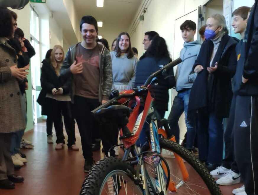 I compagni gli ricomprano la bici rubata, la gioia di Simone dopo le lacrime: «Va velocissima!»