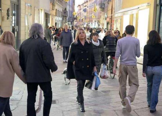 Natale, i reggiani alla corsa dell’ultimo regalo: “E’ l’anno dei pensierini”