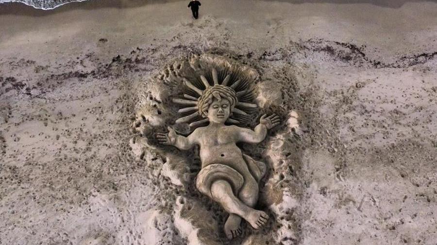 Un Gesù Bambino gigante scolpito sulla spiaggia di Platamona