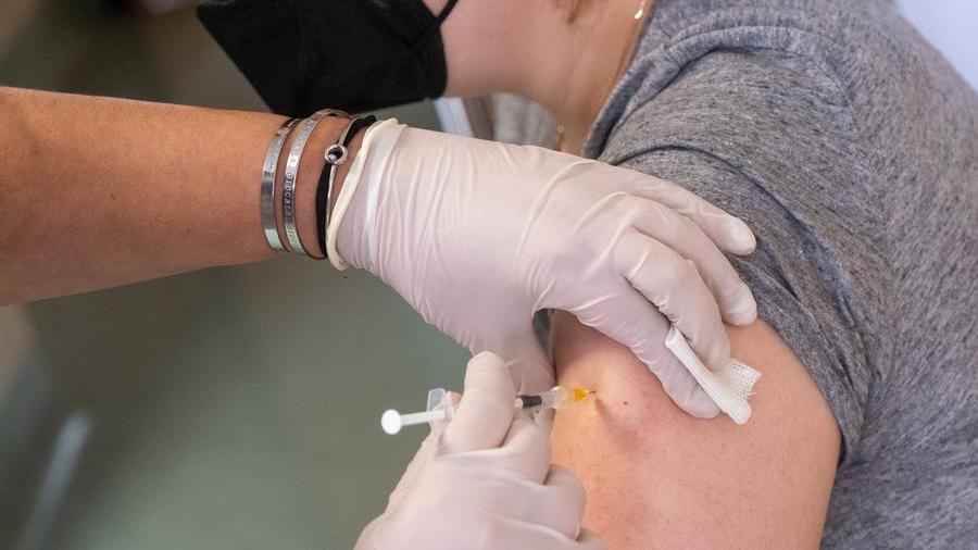 Covid, falsi certificati per evitare il vaccino: indagato anche un virologo grossetano