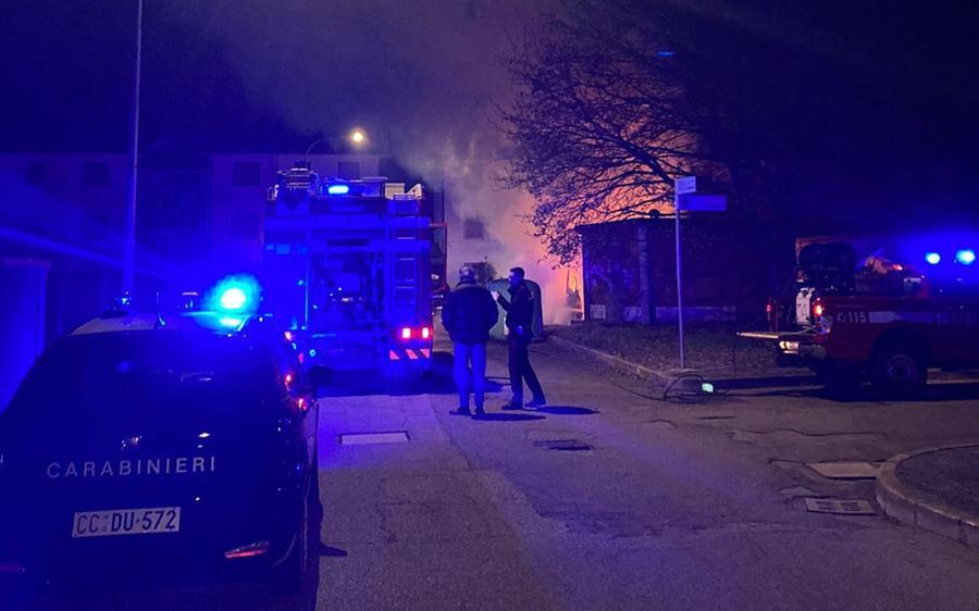 Migliaro, camper a fuoco nella notte