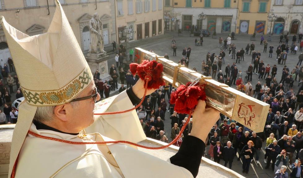 Il vescovo Nerbini ai pratesi: «Non pensate solo ai regali»<br>
