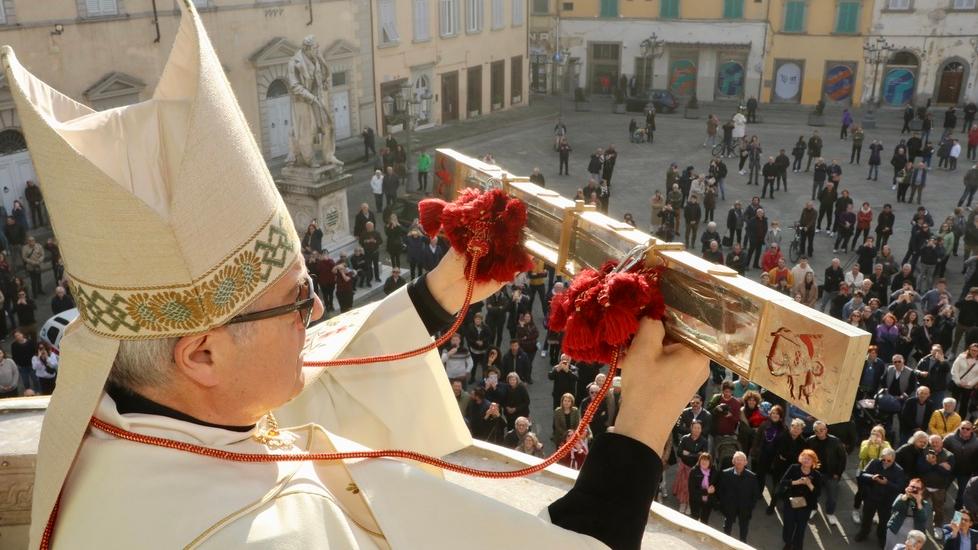 Il vescovo Nerbini ai pratesi: «Non pensate solo ai regali»<br>