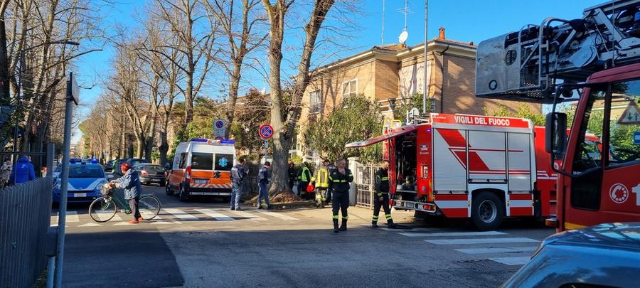 Ferrara, incendio in una cantina: vigili del fuoco in azione