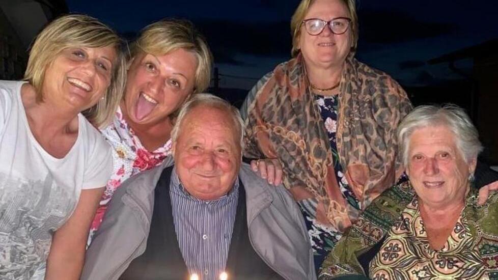 Massa, addio a “Nandino”: l’anima del Casone. «Indimenticabili i giri sulla tua apetta»