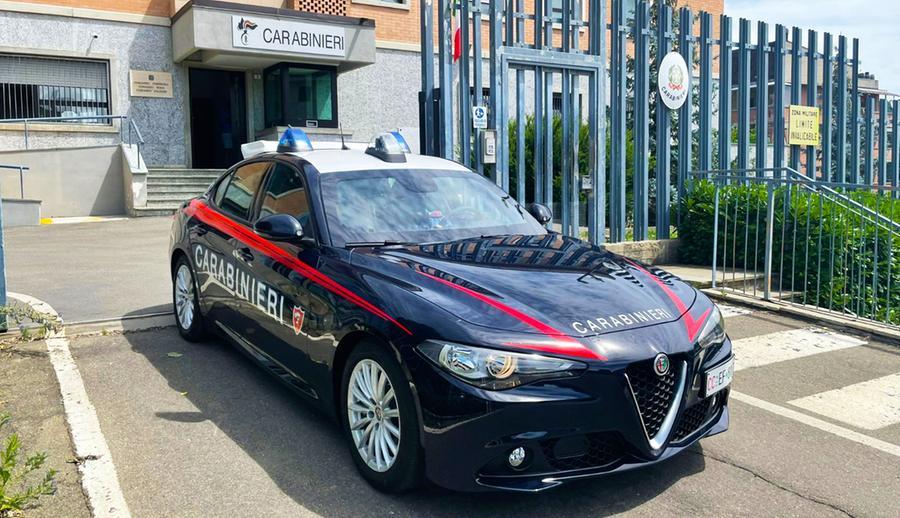 Prignano, i carabinieri arrivano per arrestarlo per stalking, lui si barrica in casa