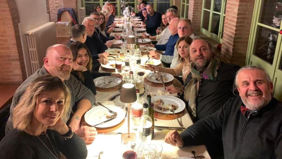 La tavolata dei festeggiamenti di "Lajatico non è fusione"