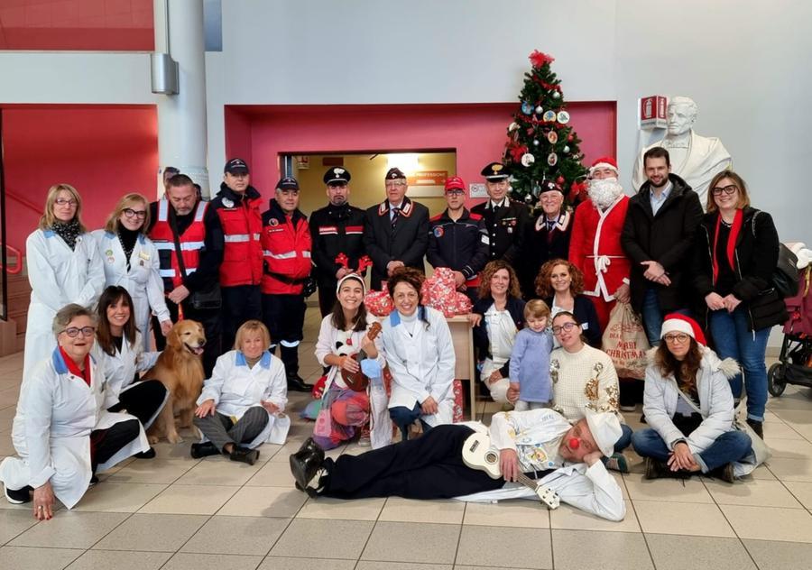 
	I partecipanti all'iniziativa solidale all'ospedale Lotti di Pontedera

