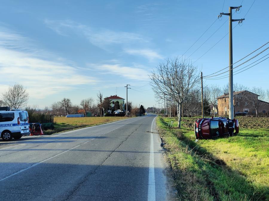 Schianto in strada Cucchiara, auto finisce nel campo