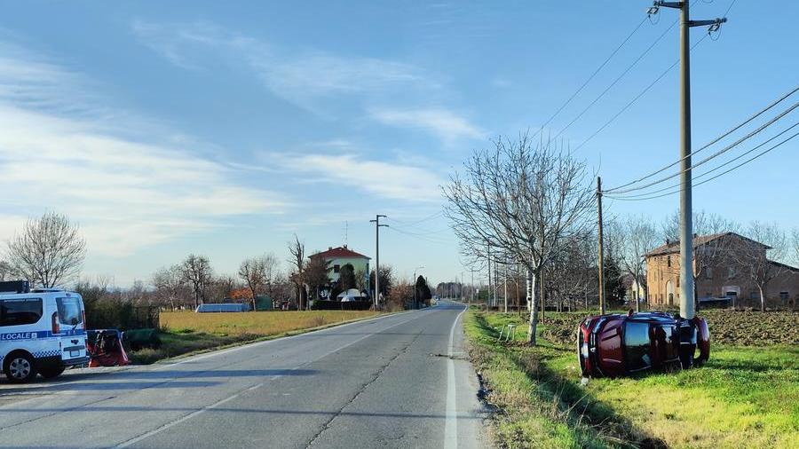 Schianto in strada Cucchiara, auto finisce nel campo