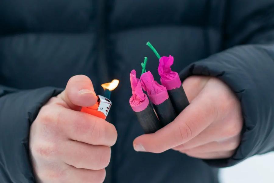 Petardo gli esplode tra le mani: giovane di Buddusò perde due dita