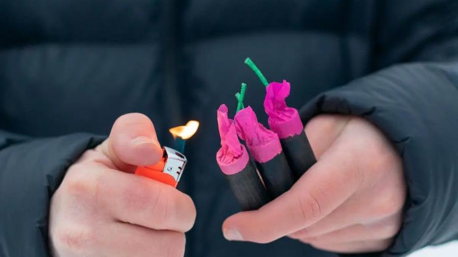 Petardo gli esplode tra le mani: giovane di Buddusò perde due dita