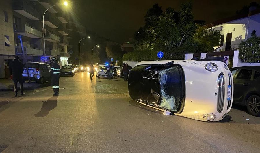 Sassari, perde il controllo della Mini e si schianta su due auto in sosta in via Oriani