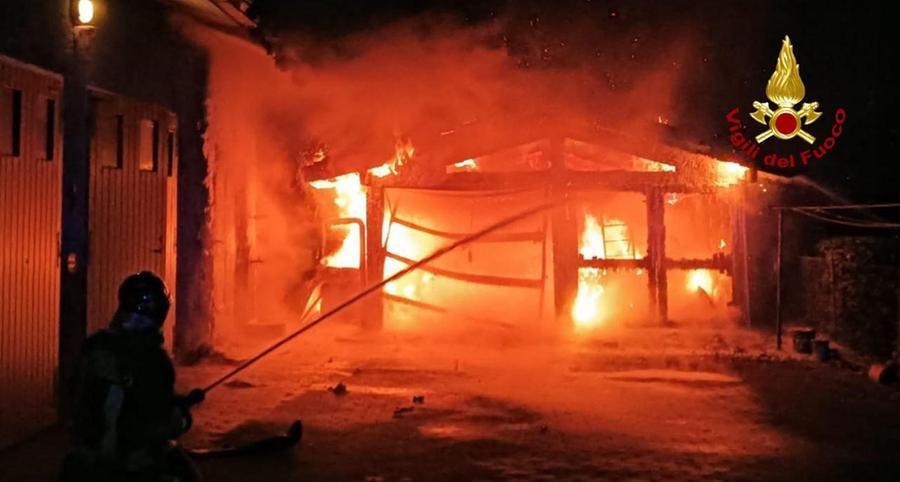 Vigilia di Natale di fuoco, bruciate quattro moto in un garage di legno