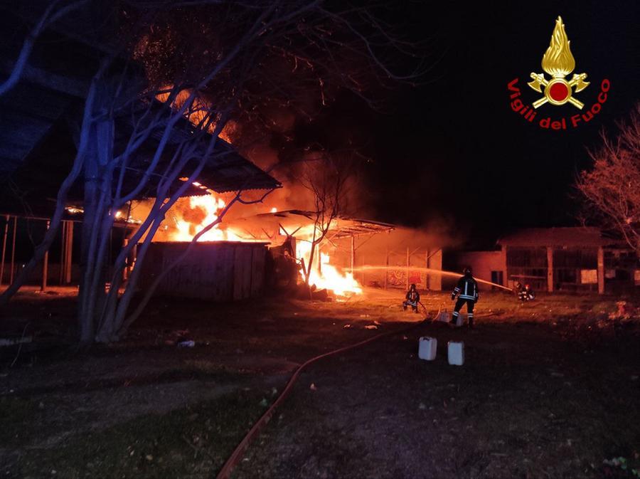 Sassuolo, incendio in un deposito a Borgo Venezia