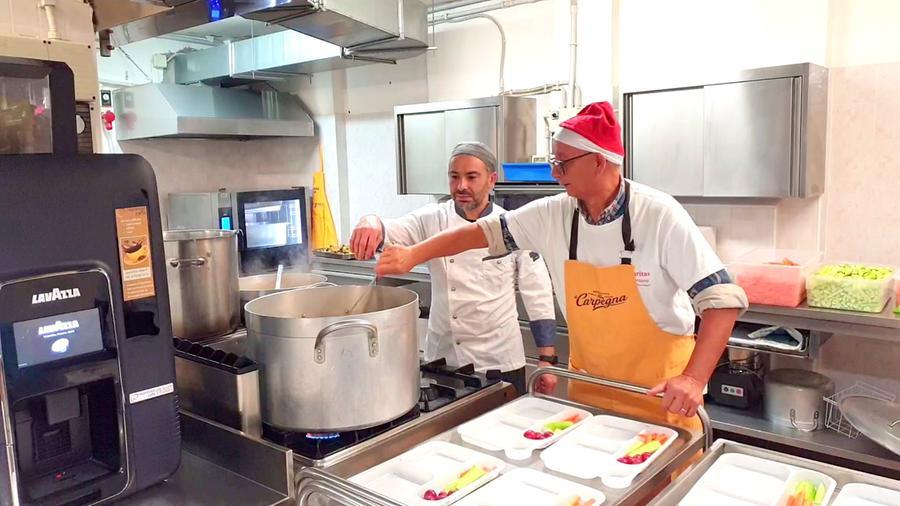 In 200 al pranzo di Natale della Caritas a Sassari: «Così riscopriamo il senso di comunità»