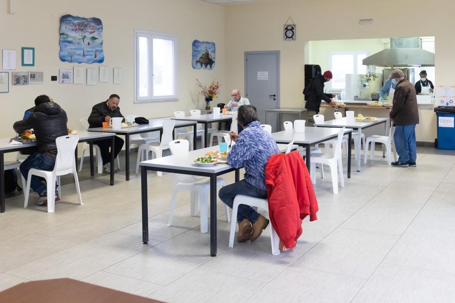 Ferrara, un centinaio alle mense tra Viale K e Caritas