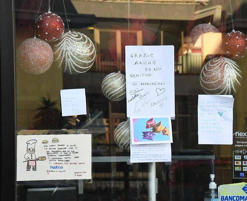 Panettiere morto a 52 anni, i bambini lo ricordano con dei biglietti