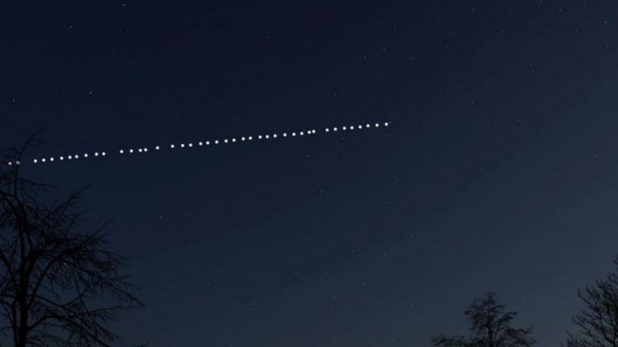 Nei cieli di San Teodoro “l’inchino” natalizio dei satelliti Starlink di Elon Musk