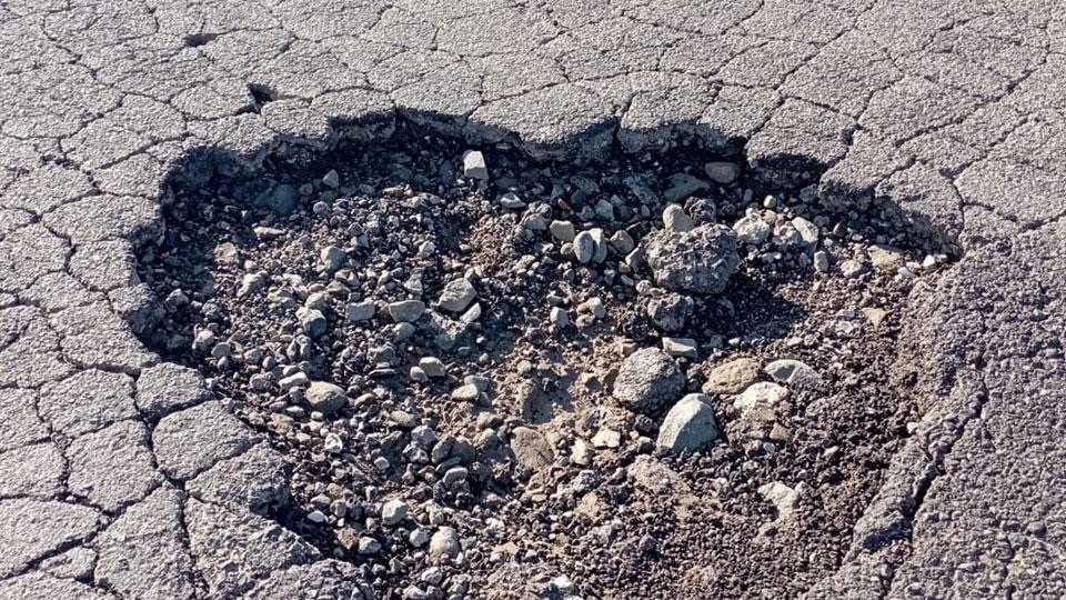 Montecatini, gomme distrutte nelle maxi buche: «Il vialone del Melani è un disastro»