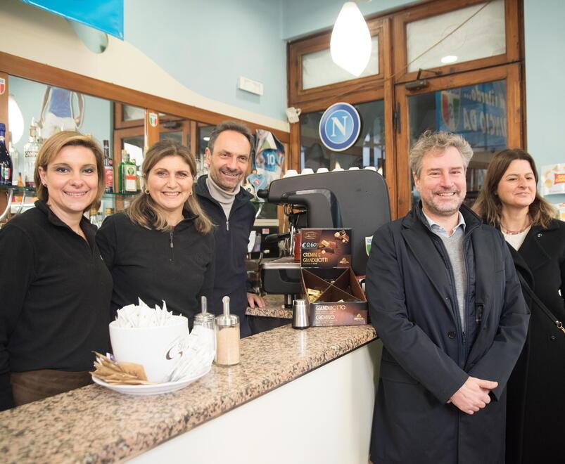 Lucca, riaperto il Bar del Sole: caffè di pace col sindaco