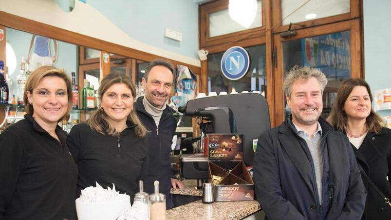 Lucca, riaperto il Bar del Sole: caffè di pace col sindaco