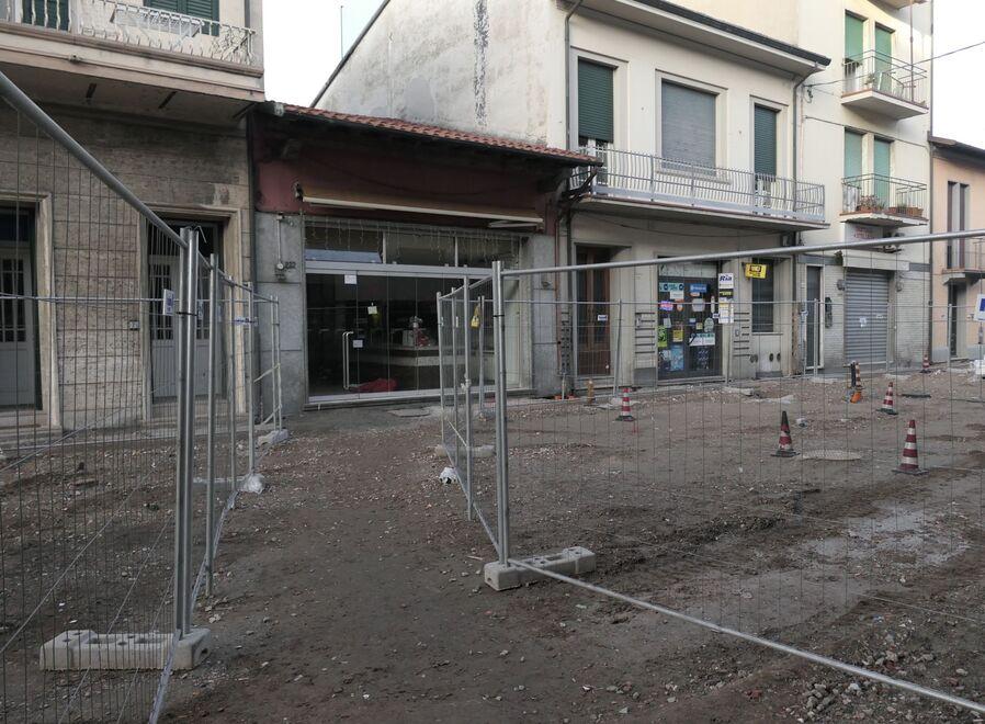 Via Mazzini, cade in mezzo ai lavori e si frattura il radio