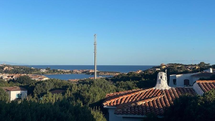Polemica per l’antenna 5g di 20 metri con vista sul mare di Porto Cervo