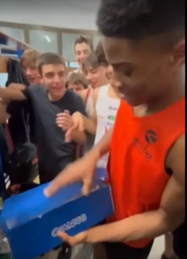 Modena, le scarpe regalate dai compagni di squadra arrivano alla star del basket Nba Giannis Antetokounmpo: «Con queste  farò ancora di più»