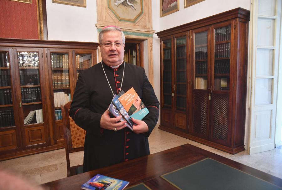 L’arcivescovo di Oristano: «Riaccendiamo il fuoco della speranza in mezzo ai drammi che viviamo»