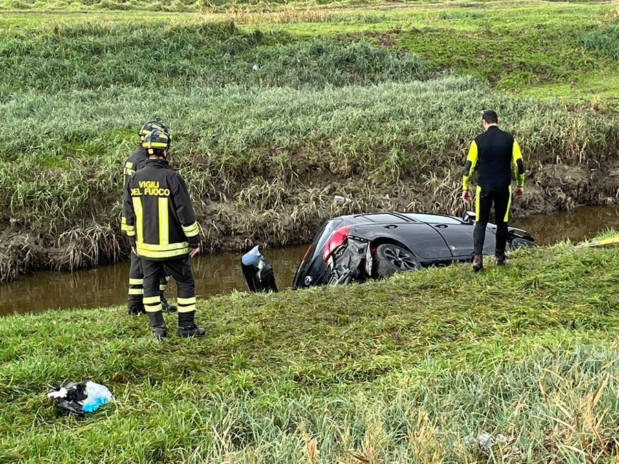 
	L'auto finita nel canale (foto Franco Silvi)

