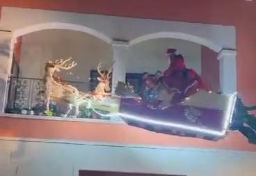 A Orune Babbo Natale è differente: arriva con la slitta-trattore e salta direttamente dentro le finestre