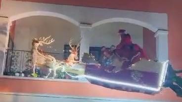 A Orune Babbo Natale è differente: arriva con la slitta-trattore e salta direttamente dentro le finestre