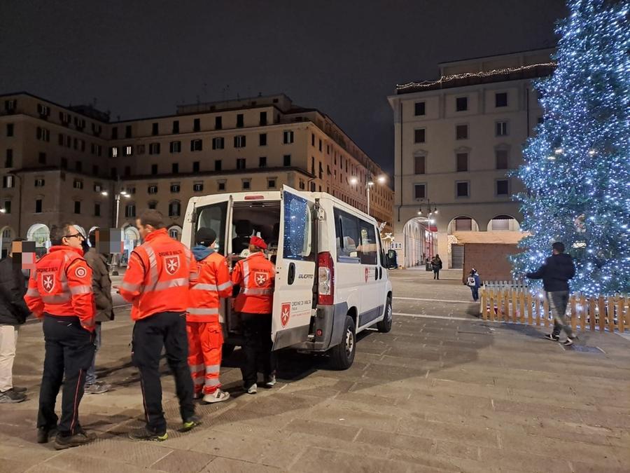 Livorno, i volontari dell’Ordine di Malta distribuiscono pasti caldi ai bisognosi