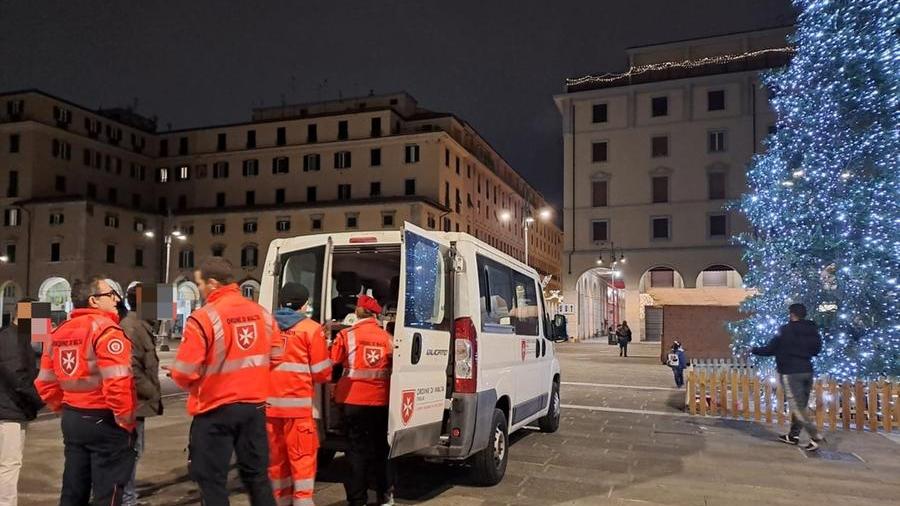 Livorno, i volontari dell’Ordine di Malta distribuiscono pasti caldi ai bisognosi