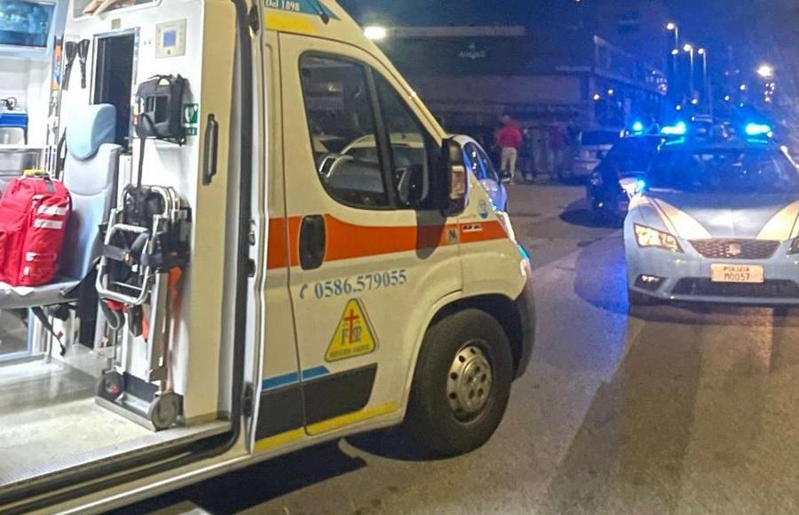 
	Un'ambulanza della Misericordia di Montenero e una volante della polizia (foto d'archivio)

