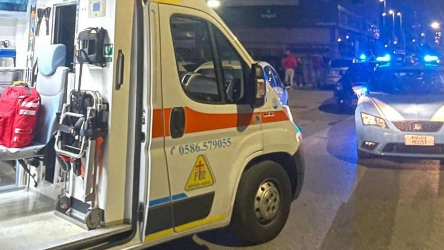 
	Un&#39;ambulanza della Misericordia di Montenero e una volante della polizia (foto d&#39;archivio)

