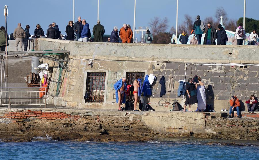 Livorno, al Gabbiano bagni e tuffi per Santo Stefano