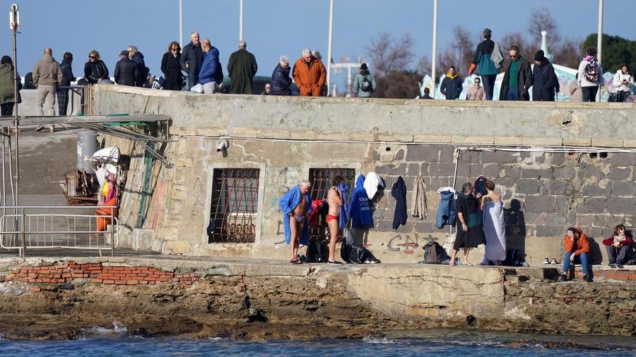 Livorno, al Gabbiano bagni e tuffi per Santo Stefano