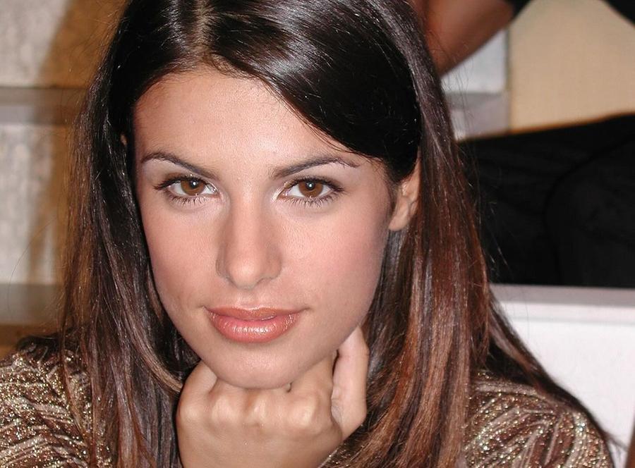 Le foto ritrovate di Elisabetta Canalis 22enne, il post su Instagram fa 112mila like