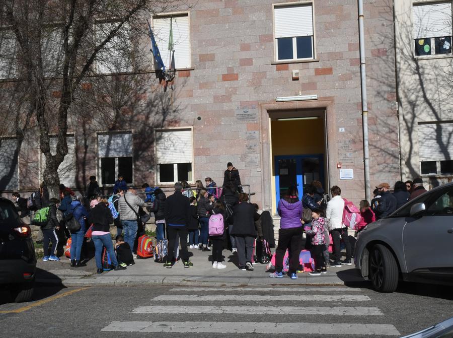 
	Alunni all'ingresso di scuola in via Bellini

