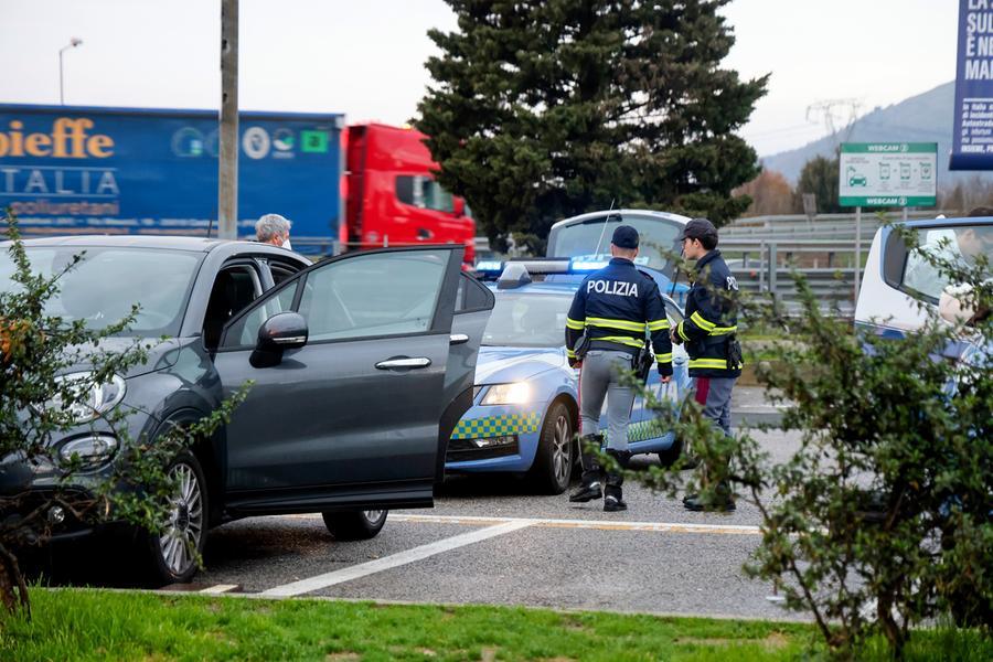 Firenze, donna accoltellata da un uomo incappucciato nell’area di servizio. Si cerca l’ex marito