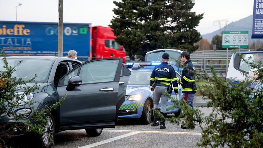 Firenze, donna accoltellata da un uomo incappucciato nell’area di servizio. Si cerca l’ex marito