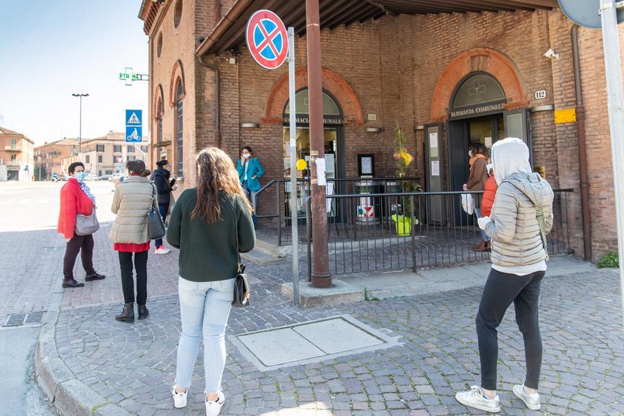 Ferrara, Natale con la febbre: assalto alle farmacie