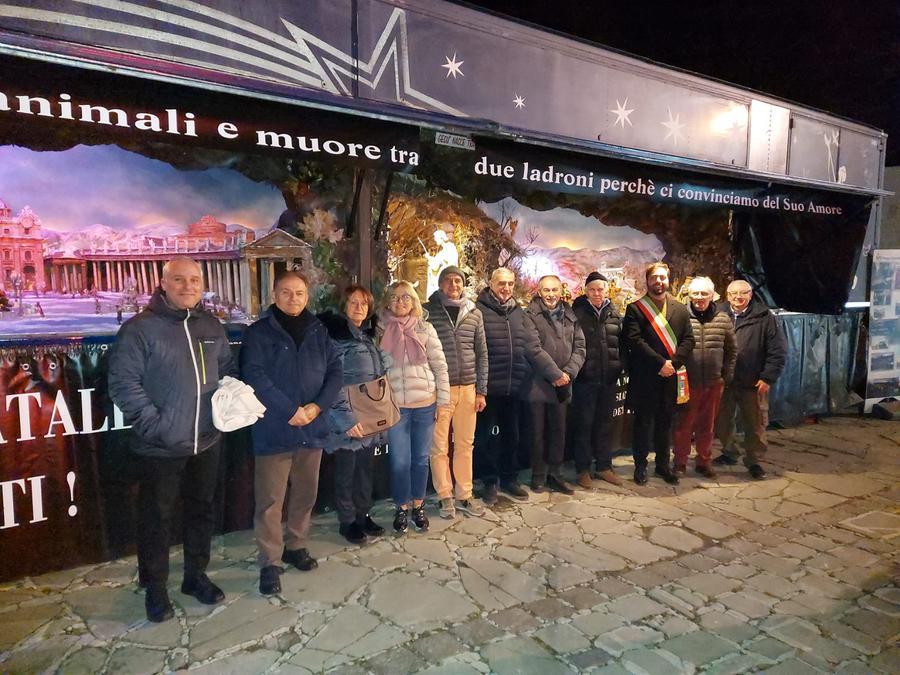 Regalo per Sebastiano: rimesso a nuovo il camion del suo Presepio Itinerante