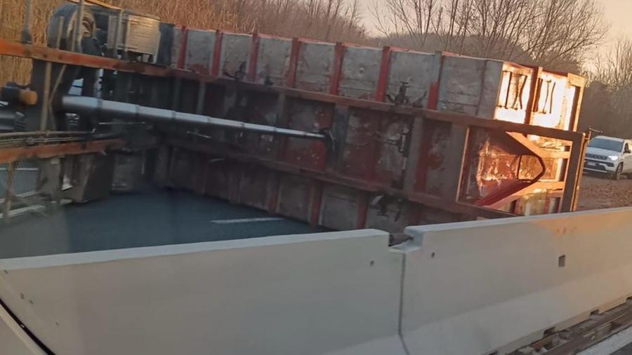 
	Il rimorchio ribaltato sulla Fi-Pi-Li

