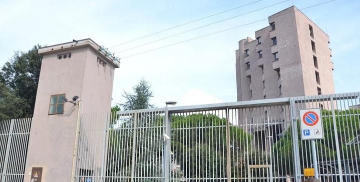 Elba, aggredisce l’ex compagna e la fa abortire: la donna colpita anche con un tagliere e un dizionario