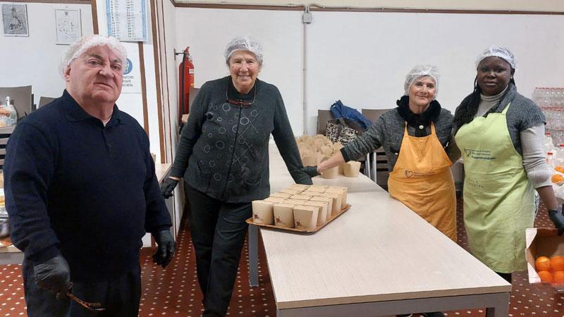 Alcune volontarie della mensa che si trova in piazza Duomo