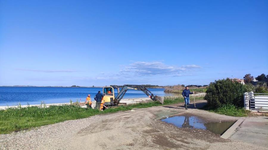 
	Operai e mezzi sul lungostagno a Cabras per i lavori di riqualificazione

